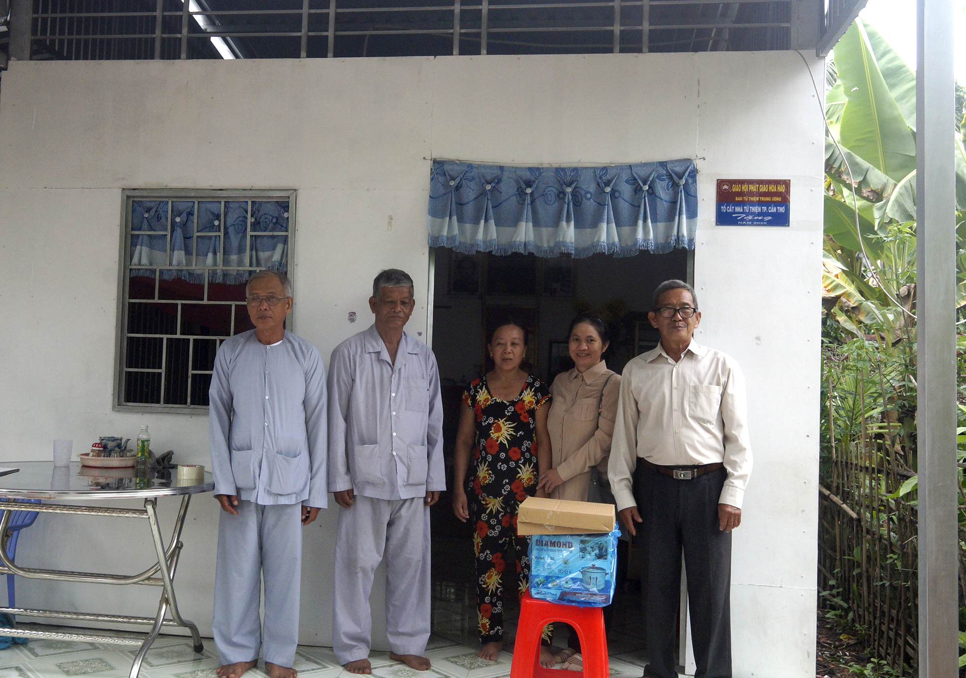 Ảnh 10: Đoàn đến thăm ngôi nhà mới bàn giao cho gia đình ông Võ Văn Thiệt - ấp Tân Long B, xã Tân Thới, huyện Phong Điền, Tp. Cần Thơ