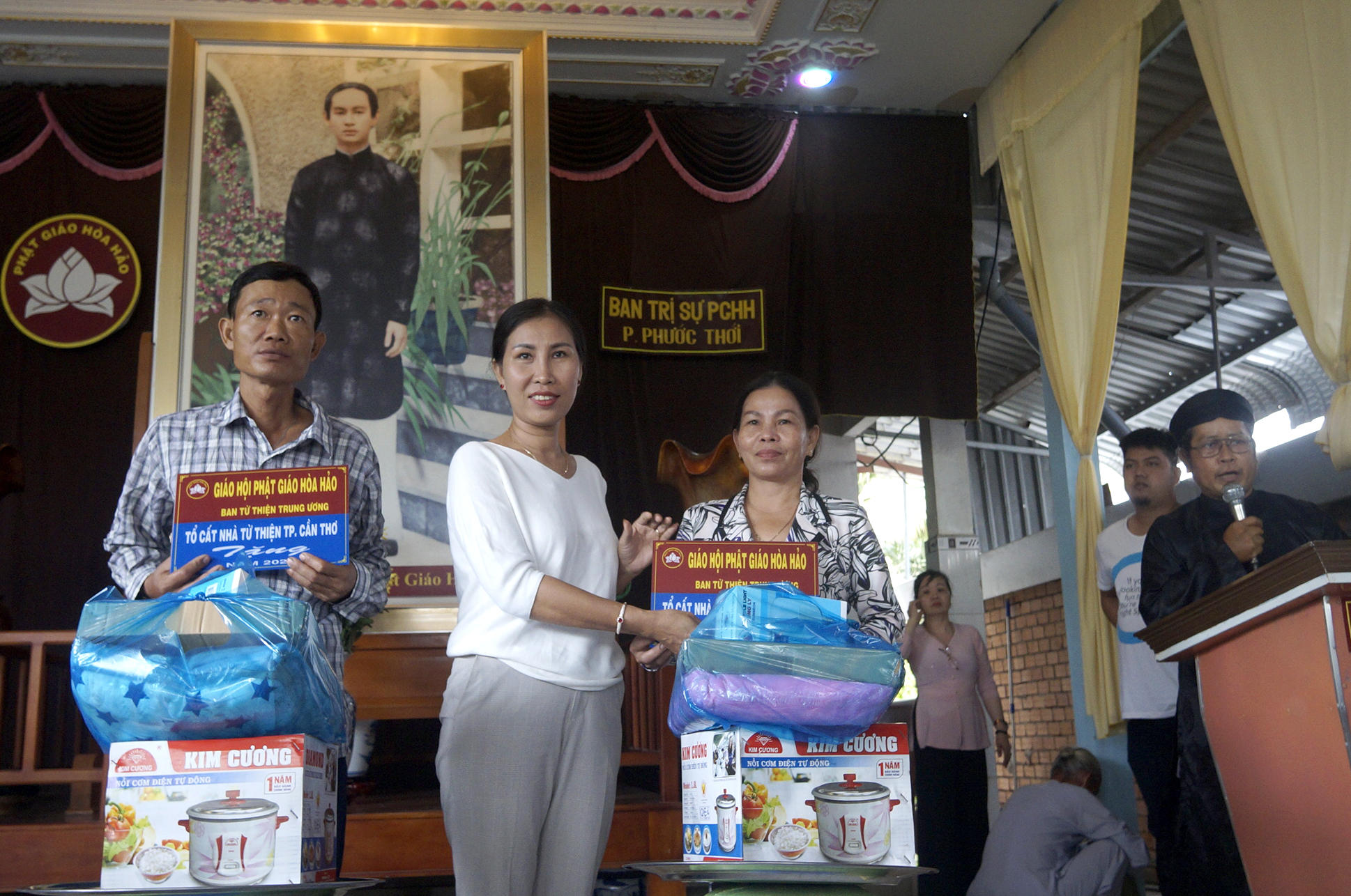 Ảnh 6: Bà Huỳnh Thị Bích Huyền – Nhà tài trợ cho Tổ cất nhà Từ thiện Tp. Cần Thơ trao quà cho đại diện gia đình được nhận nhà